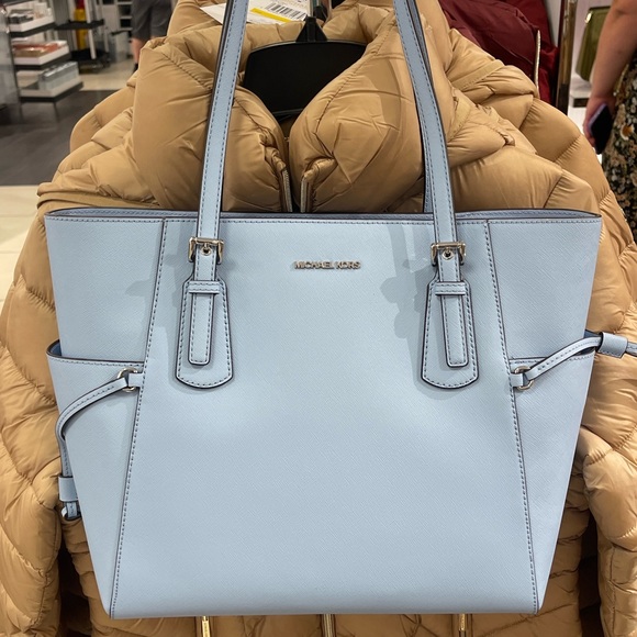 MICHAEL KORS Voyager Large Saffiano Leather EW Tote Shoulder Bag
LIGHT SKY
NWT - Picture 1 of 16